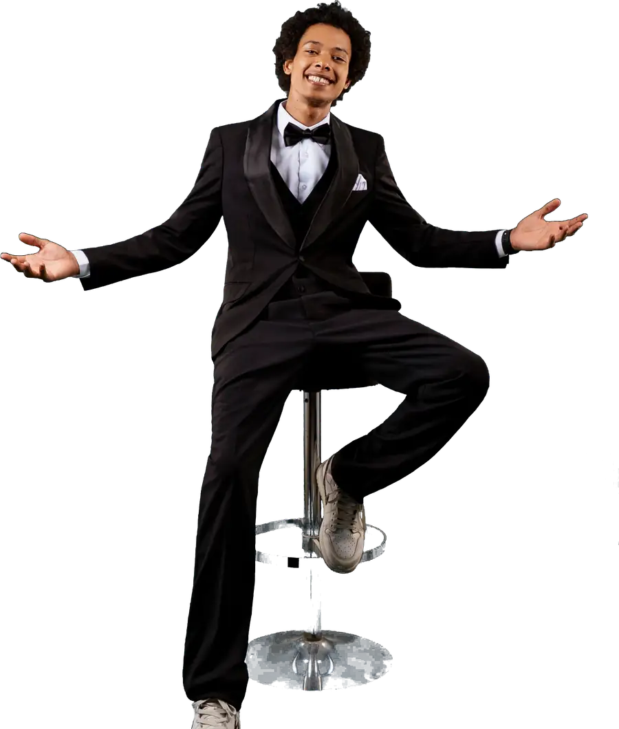 Mister H, fondateur d'UniversH Academy, en smoking, les bras ouverts.