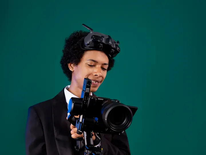 Mister H filmant au stabilisateur, casque FPV relevé sur le front