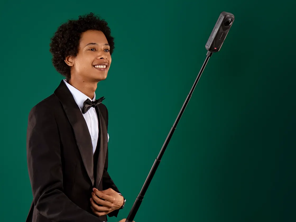 Mister H tenant une caméra 360 au bout d'une perche